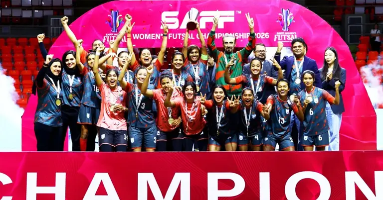 শিরোপা উদযাপনে বাংলাদেশ নারী ফুটসাল দলের সদস্যরা